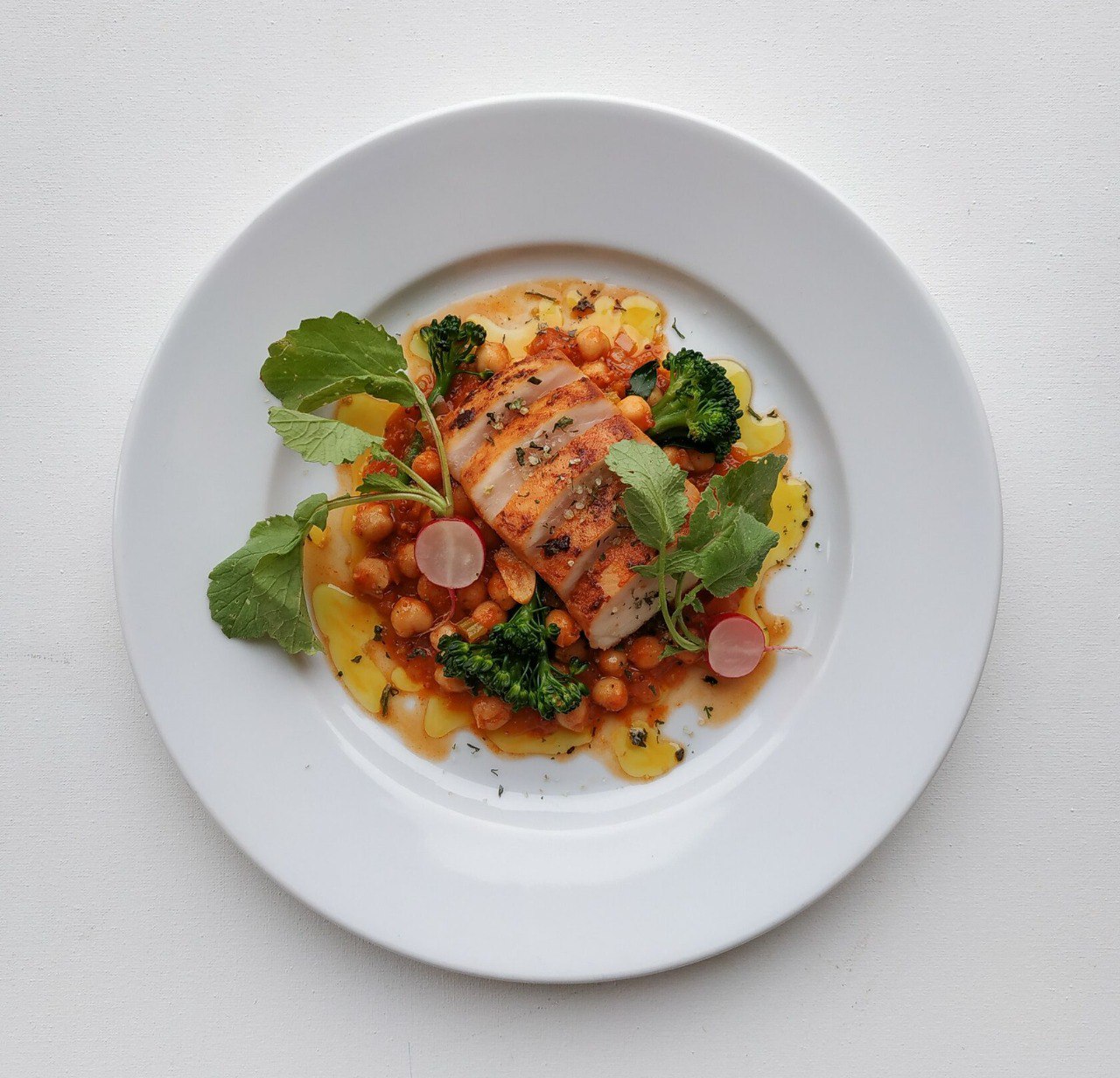 CHICKEN BREAST WITH CHICKPEAS AND BABY BROCCOLI