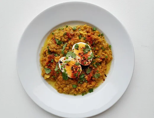 Червона сочевиця з куркумою і яйцем